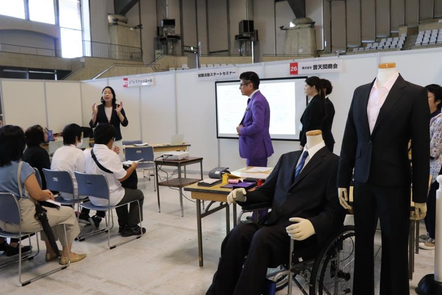 ⑤おしごと体験会ブース　就職面接に向けて身だしなみの指導とスーツの着こなしをレクチャーth_IMG_1153.jpg