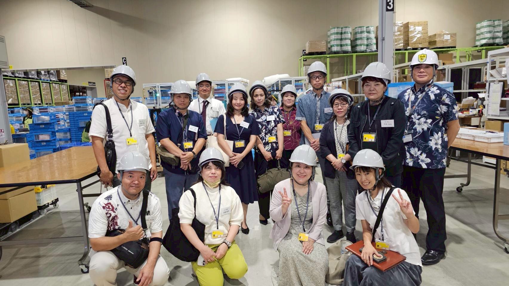 ④見学者(沖縄県内企業社員の方々)の集合写真 沖縄ヤマト運輸視察7.jpg
