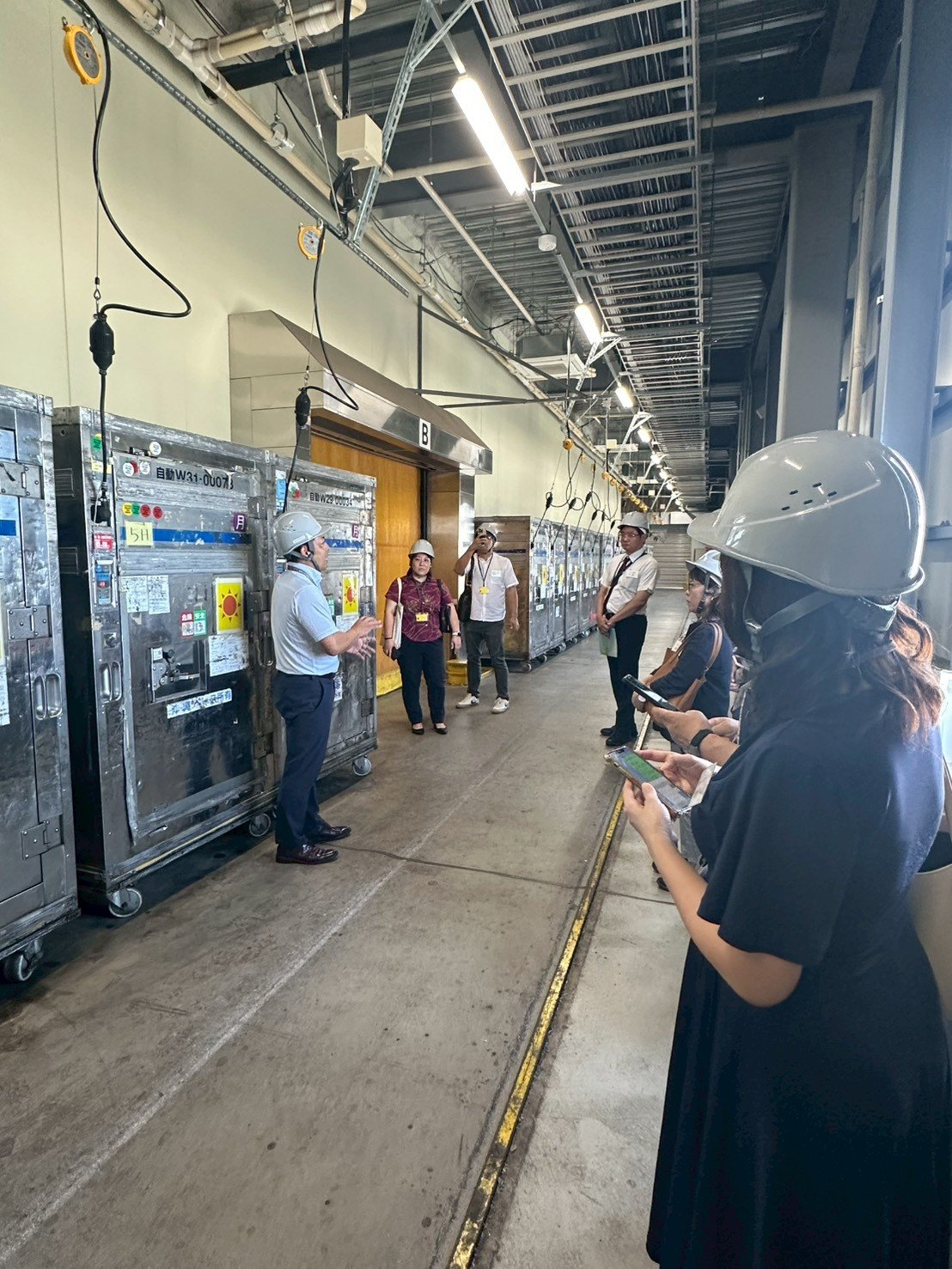 ②ベース構内で作業内容の説明 沖縄ヤマト運輸視察3.jpg
