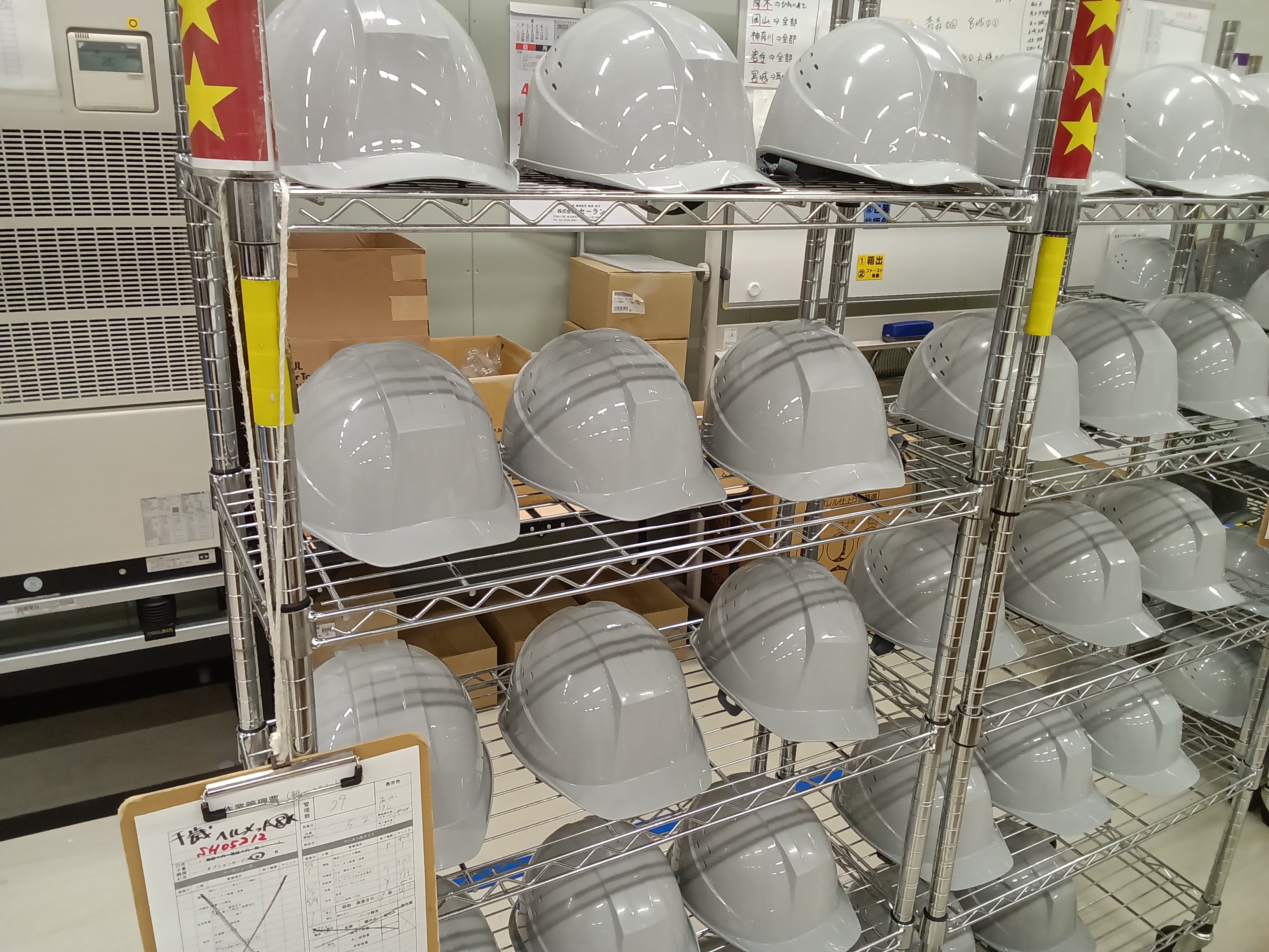②㈱スワン　スワンクリーニング羽田店見学　クリーニング済み綺麗になったヘルメット.JPG